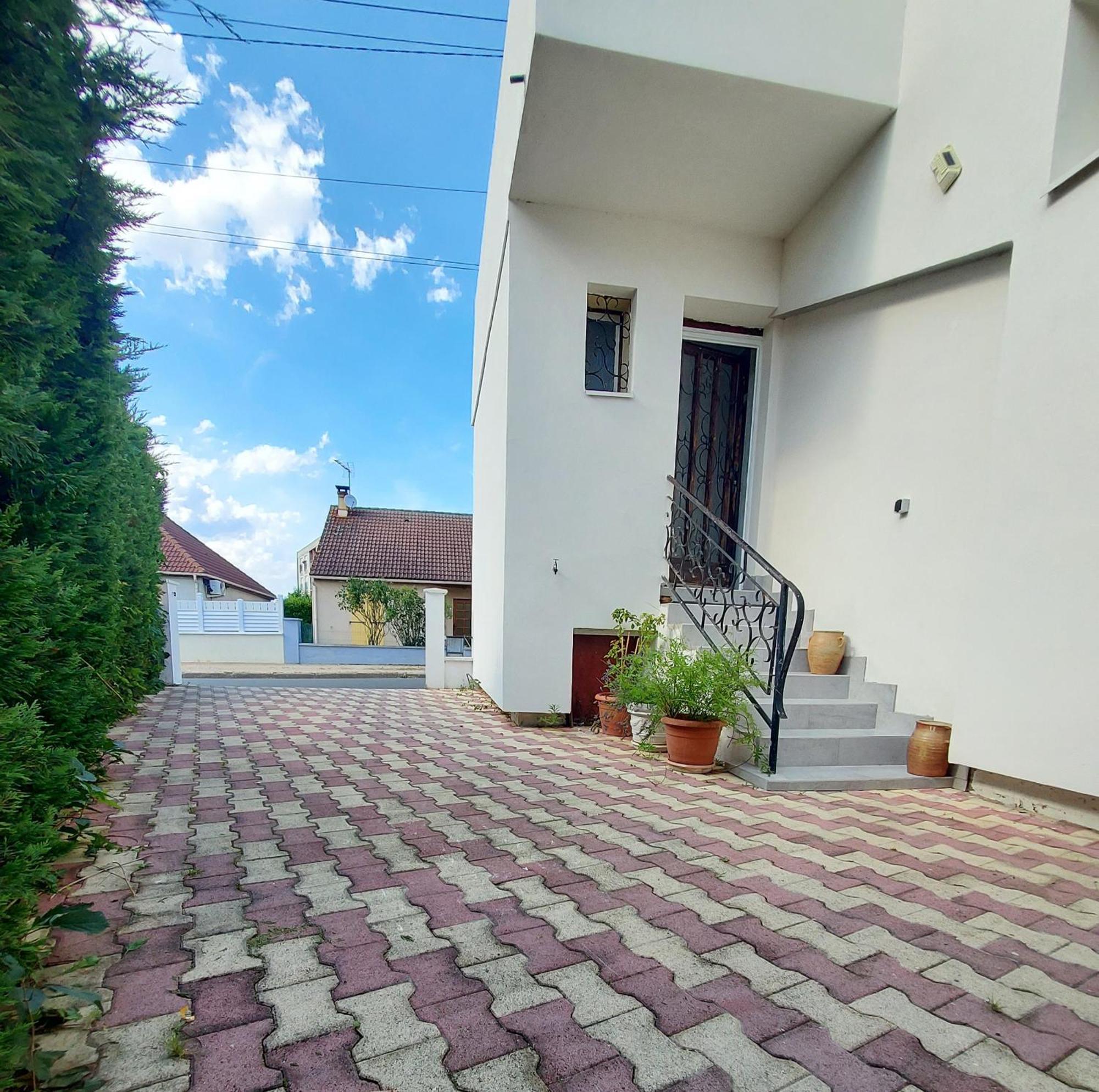 Appartement Meuble Avec Deux Chambres Moulins  Exterior foto